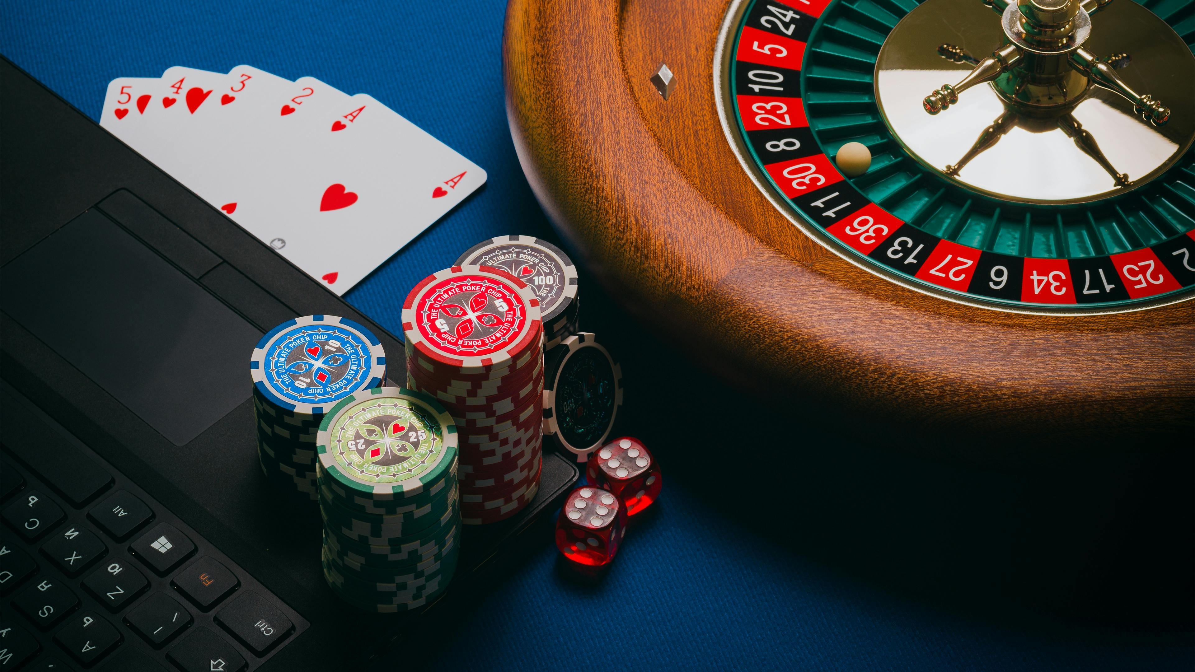 halutoto togel platform interface showing sportsbook, live casino, and slot games sections